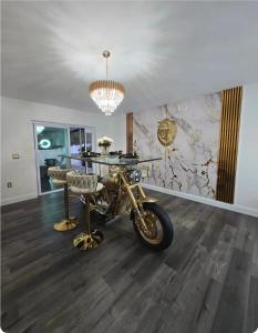 Top-of-the-line decoration! Next to Tampa outlets,