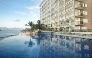 Oceanfront Luxury -4-King Suites Dive Pick Ups-Walk to Dining & Shops