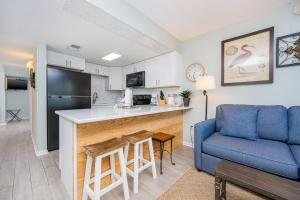 Island Winds East 705