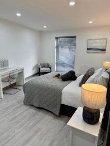 Brand New 4 bed Stunning Spacious Flat In Shepshed