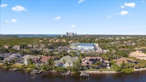 The Bonita Beach House-Direct Gulf Access Pool Home in the Imperial River