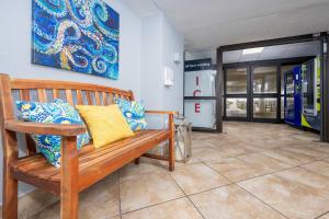 Island Winds East 707