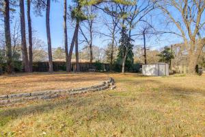 1 Mi to Graceland Quiet Home with Private Yard