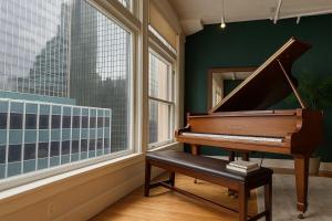 Moss & Oak - King Bed - Grand Piano - TOP FLOOR