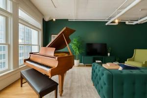 Moss & Oak - King Bed - Grand Piano - TOP FLOOR