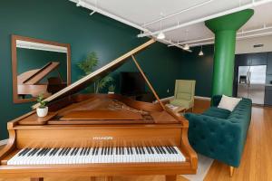 Moss & Oak - King Bed - Grand Piano - TOP FLOOR