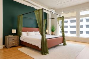 Moss & Oak - King Bed - Grand Piano - TOP FLOOR