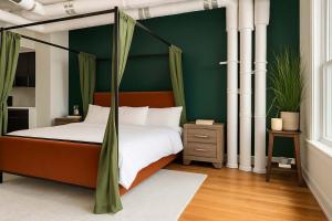 Moss & Oak - King Bed - Grand Piano - TOP FLOOR