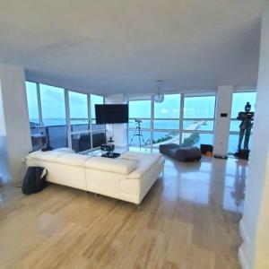 Penthouse 2 stroy 2 bedroom water views to share