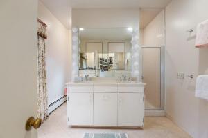 Oceanside Estate Main House Apt with beach access