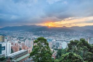 Unique 1BD 1.5Bath | Best views | Long term