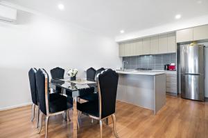 Spacious Tarneit Home with Private Garden