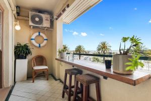 Front-Row St Kilda Art Deco Apt with Beach Views