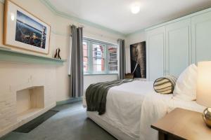 Front-Row St Kilda Art Deco Apt with Beach Views