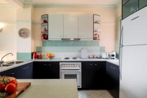 Front-Row St Kilda Art Deco Apt with Beach Views