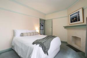 Front-Row St Kilda Art Deco Apt with Beach Views