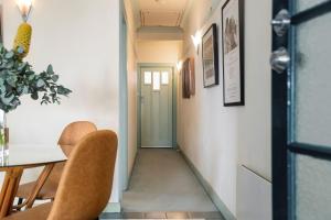 Front-Row St Kilda Art Deco Apt with Beach Views