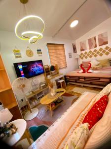 Olango Island - S&E-1 Tiny Guest House Fully Furnished with Hot Shower, Washer, Wi-Fi, Netflix & King-size Bed