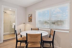 Chic Studio - King Bed and Sleeper