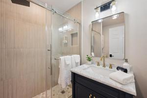 Chic Studio - King Bed and Sleeper