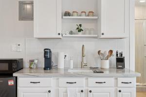 Chic Studio - King Bed and Sleeper