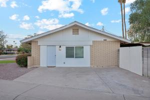 Chic Studio - King Bed and Sleeper