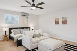 Chic Studio - King Bed and Sleeper