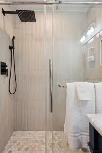 Chic Studio - King Bed and Sleeper