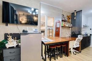 Antara-QueenBed-Balcony-HotShower-WorkStation-WashingMachine-FullKitchen