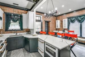 Steps to College Home with Shared Yard!