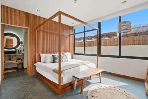 Penthouse with Rooftop Plunge Pool - Distant Ocean