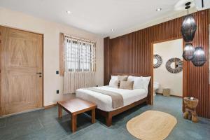 Penthouse with Rooftop Plunge Pool - Distant Ocean