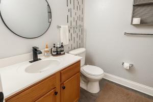 Disney-Area 3BR Townhome | Sleeps 9 | Pool + Gym