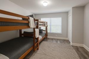 Disney-Area 3BR Townhome | Sleeps 9 | Pool + Gym