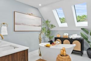 Boston Harvard Elegant Mansion Spa Bath & Entertainment Level