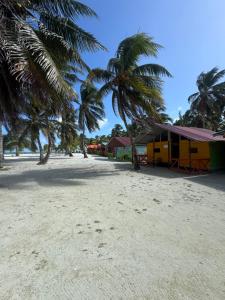 Cabaña Romantica frente al mar de isla Chichime Guna Yala
