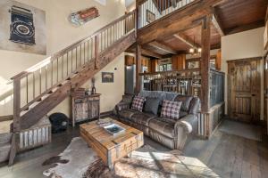 Black Bear Lodge at Moonridge - Close to Slopes, Modern, Hot Tub, Fireplace, Deck