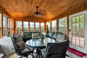 Cleveland Guesthouse, 1 Gig Internet, Fire Pit