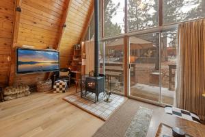 The Highpoint - Close to LakeVillage, Fireplace, Smart TV, Hammock, BBQ