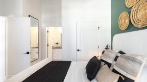 New Build Sleeps 12 2 Condos in Scenic Bluffside Minutes to Downtown