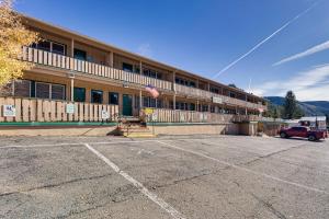 Steps to Skiing! Mtn-View Haven in Dtwn Red River