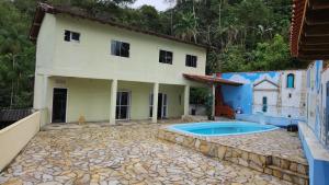 Paraty dos Sonhos com piscina e vista para a serra e ar condicionado