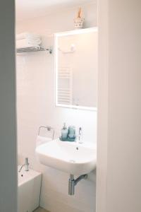 Casa SEBA, Modern Retro Escape, 2 Bedrooms,Elevator, Crib