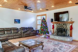 Games Galore! Pine Mountain Club Retreat Near Town