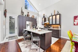 Beautiful 3BR Old Town Home Steps to Queen St