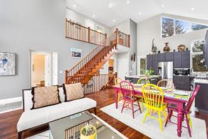 Beautiful 3BR Old Town Home Steps to Queen St