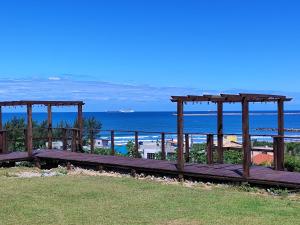 Chalé com Piscina Aquecida - Vista Panorâmica da Praia, a 200m do Mar, Sala de Jogos, Academia e Churrasqueira