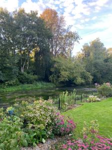 Cosy Riverside Hideaway