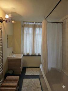 Pb155, balcony with street view