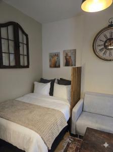 Pb155, balcony with street view